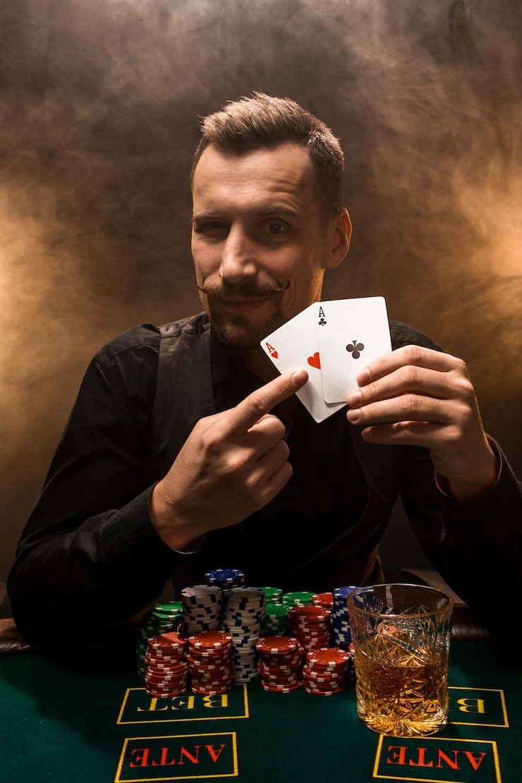 Tim totogp bekerja di kantor pusat dengan layar menampilkan pasar sportsbook dan kasino langsung